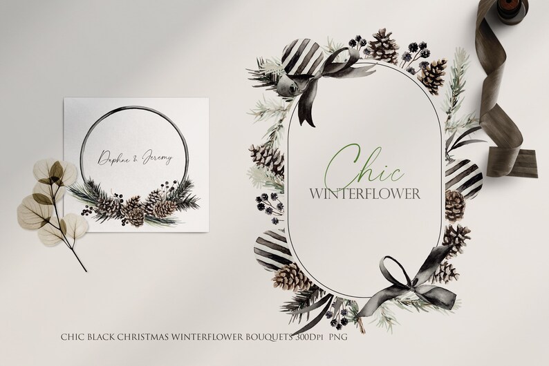 Puede incluir: Una corona de acuarela en blanco y negro con pi&ntilde;as, bayas y vegetaci&oacute;n. La corona est&aacute; decorada con una cinta a rayas blancas y negras y un lazo negro. El texto "Chic Winterflower" est&aacute; escrito en letras verdes sobre un fondo blanco.
