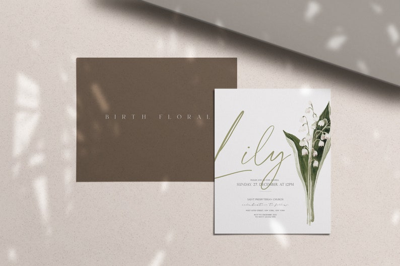 Puede incluir: Una tarjeta blanca con el nombre "Lily" escrito en cursiva. La tarjeta presenta una ilustraci&oacute;n de acuarela de un ramo de flores blancas de lirio de los valles con hojas verdes. El texto "Save the Date" est&aacute; impreso en una fuente m&aacute;s peque&ntilde;a debajo del nombre. La tarjeta est&aacute; sobre un fondo marr&oacute;n claro.