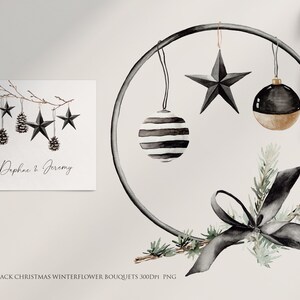 Puede incluir: Adornos navide&ntilde;os de acuarela en blanco y negro, incluyendo estrellas, bolas rayadas y pi&ntilde;as, colgando de una rama. Los adornos est&aacute;n dispuestos en un c&iacute;rculo con un lazo de cinta negro y ramitas de pino verdes. El texto "Daphne & Jeremy" est&aacute; escrito en una tarjeta blanca.