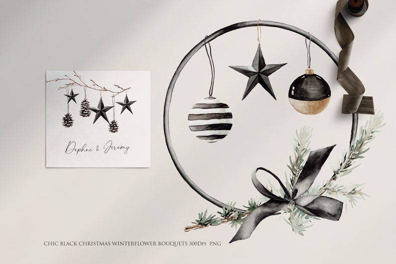 Puede incluir: Adornos navide&ntilde;os de acuarela en blanco y negro, incluyendo estrellas, bolas rayadas y pi&ntilde;as, colgando de una rama. Los adornos est&aacute;n dispuestos en un c&iacute;rculo con un lazo de cinta negro y ramitas de pino verdes. El texto "Daphne & Jeremy" est&aacute; escrito en una tarjeta blanca.