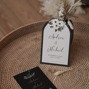 Puede incluir: Invitaci&oacute;n de boda en blanco y negro con un dise&ntilde;o floral y el texto "Andrea & Michael, 23 de noviembre de 2023, Cafe. FLOWER. Por favor, &uacute;nase a nosotros mientras intercambiamos votos matrimoniales."