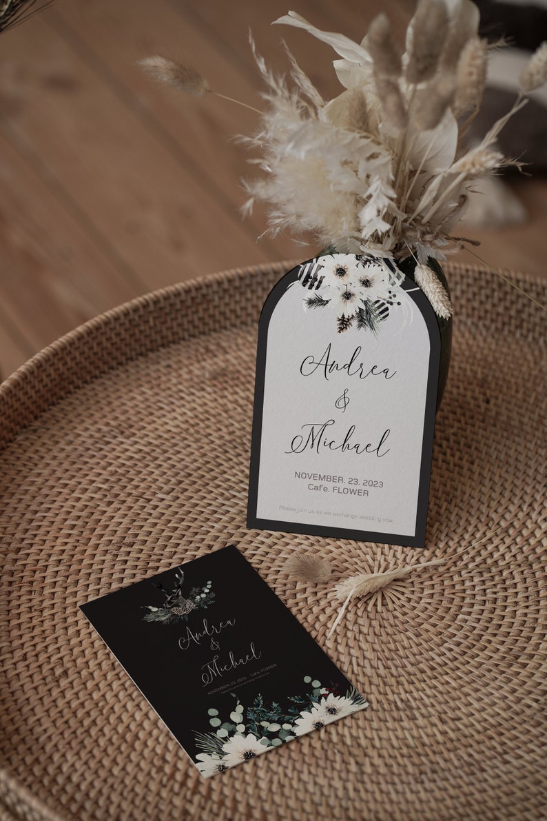 Puede incluir: Invitaci&oacute;n de boda en blanco y negro con un dise&ntilde;o floral y el texto "Andrea & Michael, 23 de noviembre de 2023, Cafe. FLOWER. Por favor, &uacute;nase a nosotros mientras intercambiamos votos matrimoniales."