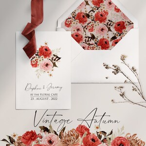 Puede incluir: Una invitaci&oacute;n de boda con un dise&ntilde;o floral. La invitaci&oacute;n es para Daphne y Jeremy, y dice "At the Floral Cafe, 23. August. 2022". La invitaci&oacute;n est&aacute; rodeada por un borde floral con flores rojas, rosas y marrones.