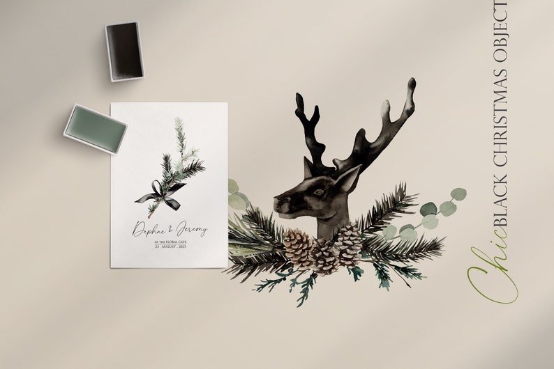 Puede incluir: Una ilustraci&oacute;n de acuarela de una cabeza de ciervo negra con cuernos, rodeada de ramas de pino verdes y pi&ntilde;as. El texto "Chic Black Christmas Object" est&aacute; escrito en cursiva verde en el lado derecho de la imagen.
