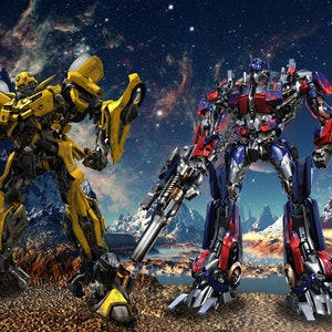 Puede incluir: Dos grandes robots met&aacute;licos se encuentran de pie en un planeta rocoso y des&eacute;rtico. El robot de la izquierda es amarillo y tiene una cabeza grande y redonda. El robot de la derecha es azul, rojo y plateado y tiene una forma m&aacute;s humanoide.