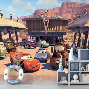 Murale da parete Radiator Springs - Arte digitale ispirata al film Cars, scena di stazione di servizio retrò, carta da parati decorativa animata di qualsiasi dimensione