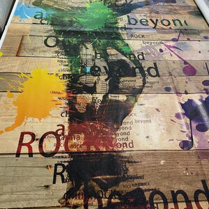 Op de afbeelding: Abstracte kunstprint met een houtnerf achtergrond en kleurrijke verfspatten. De print bevat het woord "Rock" en "Beyond" dat zich door het hele ontwerp herhaalt.