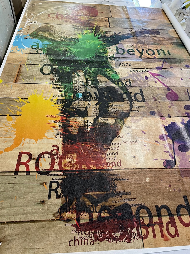 Op de afbeelding: Abstracte kunstprint met een houtnerf achtergrond en kleurrijke verfspatten. De print bevat het woord "Rock" en "Beyond" dat zich door het hele ontwerp herhaalt.