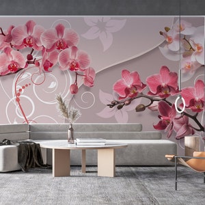 Può includere: Una carta da parati floreale rosa e bianca con un design di orchidee e volute. La carta da parati è in un soggiorno con un divano grigio e un tavolino da caffè.