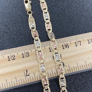 Puede incluir: Un collar de cadena de oro de tres tonos con eslabones de corte de diamante. La cadena es de oro de 14 quilates y mide aproximadamente 13 pulgadas de largo.