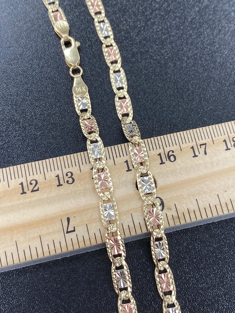 Puede incluir: Un collar de cadena de oro de tres tonos con eslabones de corte de diamante. La cadena es de oro de 14 quilates y mide aproximadamente 13 pulgadas de largo.
