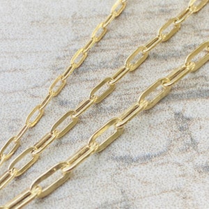 Pu&ograve; includere: Tre collane a catena d'oro con un design classico a maglie ovali.
