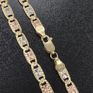 Puede incluir: Un collar de cadena de oro con un dise&ntilde;o tricolor. La cadena est&aacute; hecha de oro de 14 quilates y tiene un estilo de eslab&oacute;n marinero. La cadena mide 50,8 cm de largo y tiene un cierre de langosta.