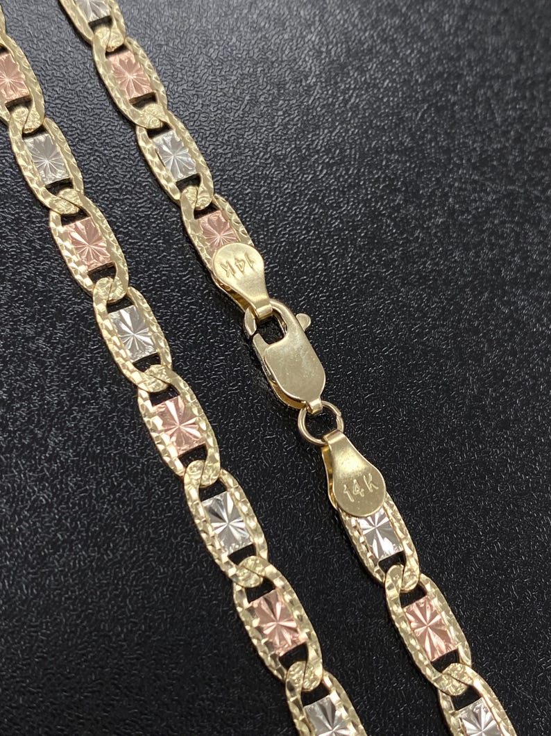 Puede incluir: Un collar de cadena de oro con un dise&ntilde;o tricolor. La cadena est&aacute; hecha de oro de 14 quilates y tiene un estilo de eslab&oacute;n marinero. La cadena mide 50,8 cm de largo y tiene un cierre de langosta.