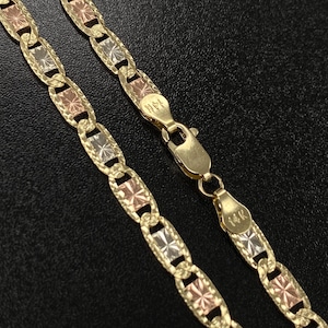 Puede incluir: Un collar de cadena de oro con un dise&ntilde;o de eslab&oacute;n marinero. La cadena est&aacute; hecha de tres colores de oro diferentes: amarillo, blanco y rosa. La cadena tiene un cierre con la inscripci&oacute;n "14K".