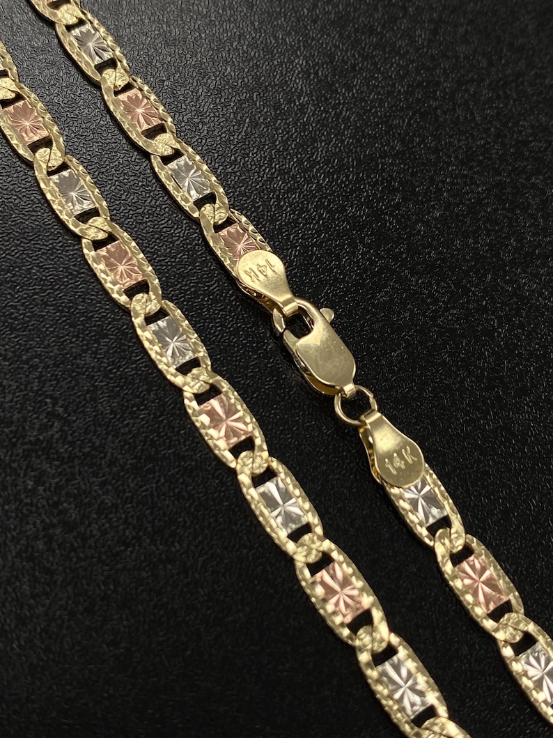 Puede incluir: Un collar de cadena de oro con un dise&ntilde;o de eslab&oacute;n marinero. La cadena est&aacute; hecha de tres colores de oro diferentes: amarillo, blanco y rosa. La cadena tiene un cierre con la inscripci&oacute;n "14K".