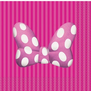 Puede incluir: Lazo rosa con lunares blancos sobre un fondo a rayas rosa y blanco.