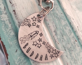 Etiqueta de perro en forma de luna: personalizado, celestial, hecho a mano, estampado a mano, metal, etiquetas de perro, etiqueta de identificación de mascotas, etiquetas de gato, luna, estrellas, nombre del perro, etiquetas de mascotas