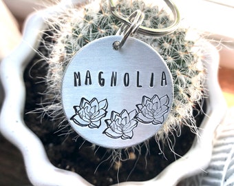 Flor de magnólia: personalizada, feita à mão, personalizada, carimbada à mão, metal, etiqueta para cães, etiqueta de identificação para animais de estimação, etiquetas para cães, etiquetas para nomes de cães, etiqueta para animais de estimação