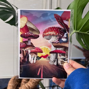 Tarjeta de felicitación en blanco surrealista con bosque de hongos y sobre incluido / Arte, Cumpleaños, Navidad, Diseños, Vacaciones, Niños, Tarjetas divertidas