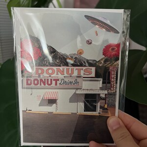 Tarjeta de felicitación en blanco surrealista de Donut Drive en invierno con sobre incluido / Arte, Cumpleaños, Navidad, Diseños, Vacaciones, Niños, Tarjetas divertidas