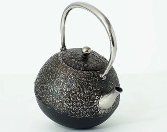 Japanese iron kettle, "南部鉄器 Nanbu Tekki"「丸桜 Round shape SAKURA」(1.4L) / Handmade by Katsuhisa Sato / Uses precious iron sand / New