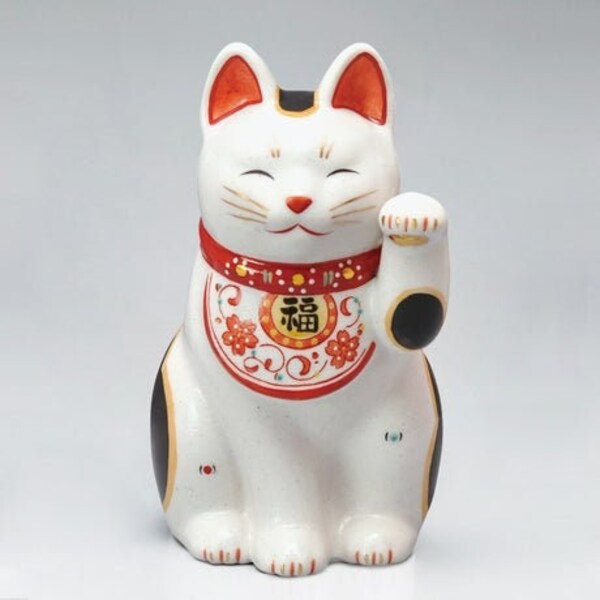 Karakusa Maneki-Neko (Beckoning lucky cat) / A figurine that invites good fortune / Made in Japan / Handmade by craftsmen / Left hand