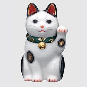 From Japan! / Maneki-Neko (Beckoning lucky cat) / Chrysanthemum pattern / A figurine that invites good fortune / Handmade by craftsmen