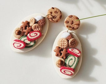 Orecchini pendenti con piatto di biscotti di Natale, orecchini in miniatura dettagliati in argilla polimerica per la cottura delle feste, leggeri e fatti a mano