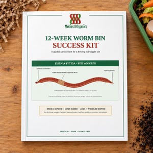 以下が含まれることがあります： Mobius 8 Organicsによる「12-WEEK WORM BIN SUCCESS KIT」と題された白い説明用小冊子。表紙には、解剖図がラベル付けされた赤いEisenia Fetida（シマミミズ）のイラストと、毎週のアクション、ガイド、ログ用のセクションが記載されています。