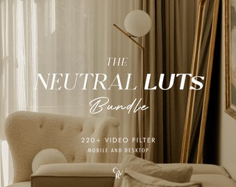 Puede incluir: Escena interior acogedora con un sofá color crema y un gran espejo. El texto "THE NEUTRAL LUTS Bundle" se muestra de forma destacada, junto con detalles sobre filtros de video para móvil y escritorio. Una lámpara de pie moderna con una luz esférica completa la escena.