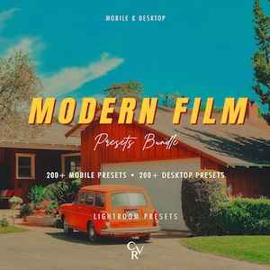 Puede incluir: Un gráfico digital con el texto MODERN FILM Presets Bundle, 200+ MOBILE PRESETS, 200+ DESKTOP PRESETS y LIGHTROOM PRESETS. La imagen muestra un coche familiar rojo aparcado frente a una casa con garaje rojo y un cielo azul.