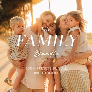 Könnte beinhalten: Eine digitale Produktwerbung mit dem Titel THE FAMILY Bundle 400+ PRESETS BUNDLE MOBILE & DESKTOP, die ein warm getöntes Foto einer vierköpfigen Familie im Freien bei Sonnenuntergang zeigt, wobei die Eltern ihre beiden kleinen Kinder auf dem Arm halten.