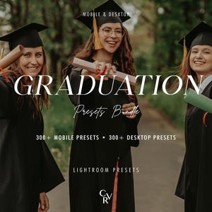 Puede incluir: Tres personas con togas y birretes negros, sosteniendo diplomas enrollados con cintas rojas. El texto superpuesto dice: MOBILE & DESKTOP, GRADUATION, Presets Bundle, 300+ MOBILE PRESETS • 300+ DESKTOP PRESETS, LIGHTROOM PRESETS y el logotipo CRV.