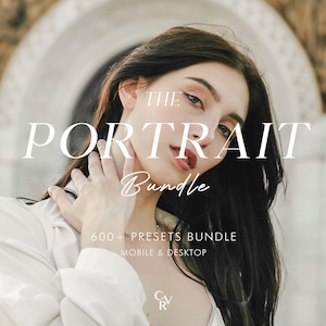 Könnte beinhalten: Eine Frau mit langen dunklen Haaren trägt ein weißes Hemd. Der Text "THE PORTRAIT BUNDLE" ist in weißen Buchstaben auf einem verschwommenen Hintergrund geschrieben. Der Text "600+ PRESETS BUNDLE" ist in weißen Buchstaben unter dem ersten Text geschrieben. Der Text "MOBILE & DESKTOP" ist in weißen Buchstaben unter dem zweiten Text geschrieben. Der Text "CVR" ist in weißen Buchstaben unter dem dritten Text geschrieben.