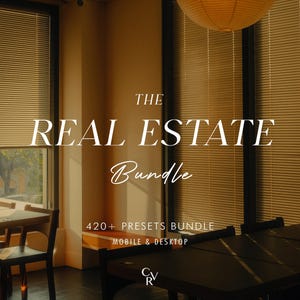 以下が含まれることがあります： 大きな窓とブラインドのある部屋の画像で、白いスクリプトで「THE REAL ESTATE Bundle」というテキストが表示されています。「420+ PRESETS BUNDLE MOBILE & DESKTOP」というテキストも表示されています。部屋にはテーブルと椅子があり、暖かく居心地の良い雰囲気です。