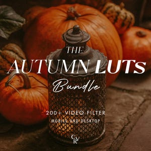 Puede incluir: Una linterna de metal antiguo con un diseño de celosía decorativa se encuentra frente a varias calabazas naranjas. El texto "THE AUTUMN LUTS Bundle" se muestra en blanco, junto con "200+ VIDEO FILTER MOBILE AND DESKTOP".