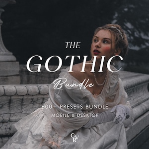 Può includere: Una pubblicità di prodotto digitale intitolata THE GOTHIC Bundle che mostra una persona con un abito bianco a balze e guanti di pizzo. Il testo include 600+ PRESETS BUNDLE MOBILE & DESKTOP e un piccolo logo CRV al centro in basso.