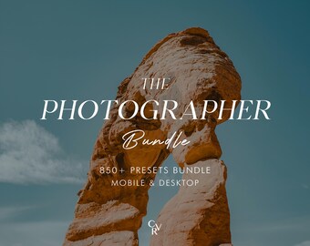 Puede incluir: Un diseño gráfico para un paquete de ajustes preestablecidos de fotografía. El texto dice "The Photographer Bundle 850+ Presets Bundle Mobile & Desktop". El gráfico se coloca sobre un fondo de una gran formación rocosa natural.