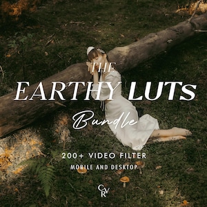 Könnte beinhalten: Ein Bild mit dem Text "THE EARTHY LUTS Bundle". Eine Person in einem weißen Kleid liegt auf einem moosigen Waldboden neben einem gefallenen Baum. Der Text "200+ VIDEO FILTER MOBILE AND DESKTOP" ist ebenfalls sichtbar.