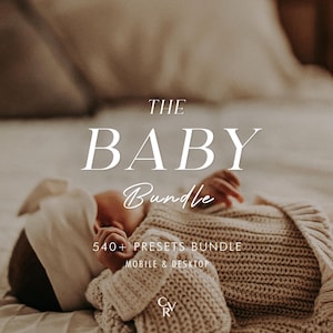 Könnte beinhalten: Ein Baby in einem beigefarbenen Strickpullover und einer weißen Mütze, das auf einem weißen Bett liegt. Der Text "THE BABY Bundle 540+ PRESETS BUNDLE MOBILE & DESKTOP" ist im Bild zu sehen.