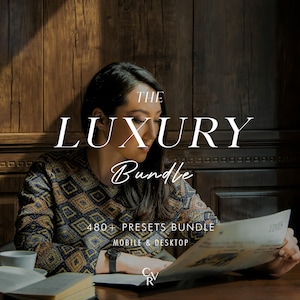 Puede incluir: Una mujer con una camisa estampada se sienta en una mesa de madera, leyendo un periódico. El texto del periódico dice "The Luxury Bundle 480+ Presets Bundle Mobile & Desktop".