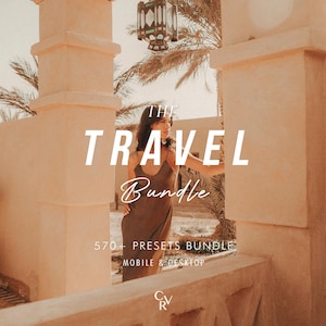 Peut inclure: Image d'une femme en robe marron devant un bâtiment beige avec le texte « THE TRAVEL Bundle » et « 570+ PRESETS BUNDLE MOBILE & DESKTOP ». L'image a une esthétique chaleureuse, désertique, avec des palmiers et une lanterne décorative.