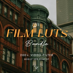 Può includere: Il testo "The Film Luts Bundle" in arancione su uno sfondo di un edificio in mattoni rossi con un edificio verde a destra. Il testo recita "The Film Luts Bundle" con la parola "Bundle" in corsivo bianco. Sotto il testo si legge "200+ Video Filter Mobile and Desktop".