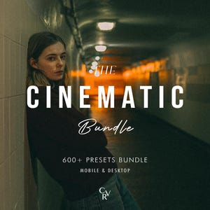 Może przedstawiać: Kobieta stoi w ciemnym korytarzu, opierając się o białą ścianę wyłożoną płytkami. Tekst "THE CINEMATIC Bundle 600+ PRESETS BUNDLE MOBILE & DESKTOP" jest wyświetlany na czarnym tle w kolorze białym.