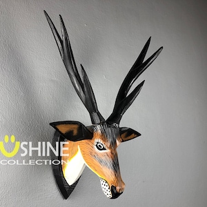 Esclusivo supporto da parete con testa di cervo, decorazione da parete antica, cervo vintage, scultura in legno di cervo, scultura artistica con testa di cervo, arredamento rustico, appeso a parete di cervo, arte