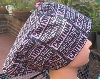 Mise en garde : casquette de récurage rigolote à personnalité haute tension