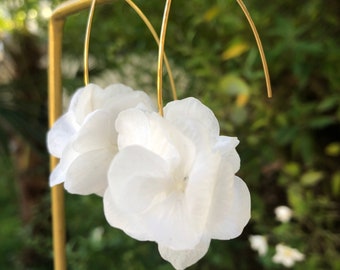 Rigid dangling earrings made from stabilized fresh hydrangea flowers