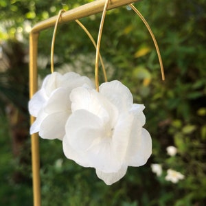 Rigid dangling earrings in stabilized fresh hydrangea flowers