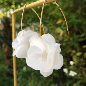 Rigid dangling earring made of preserved fresh hydrangea flowers